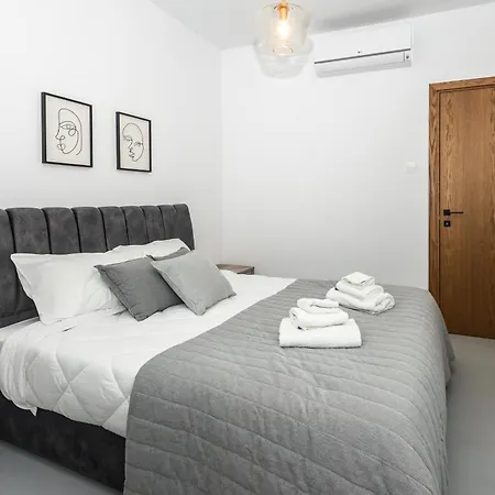 Molos Luxury Sea View *